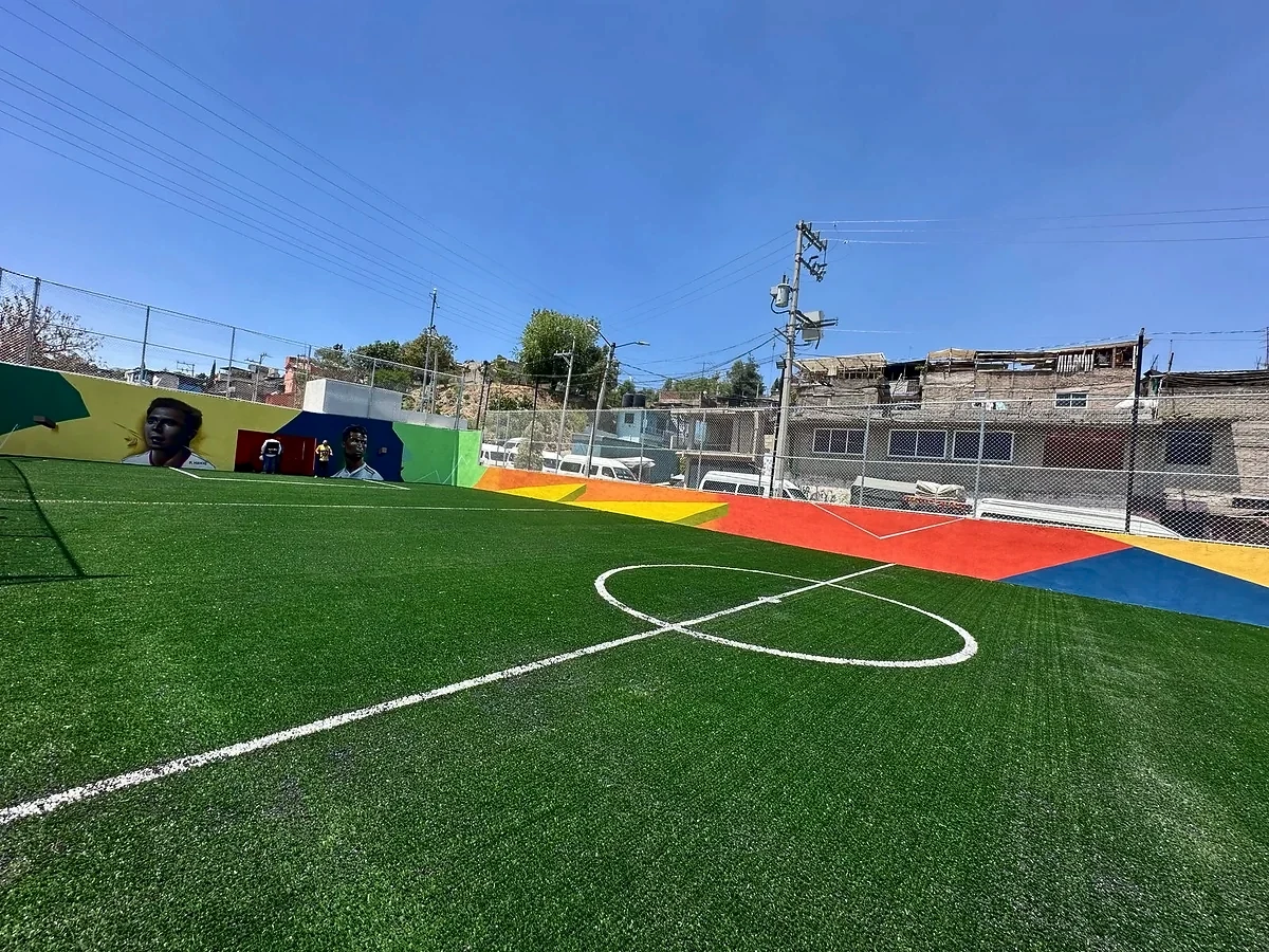 Detalle del pasto sintético de la cancha de fútbol rápido en Naucalpan de Juárez, Estado de México