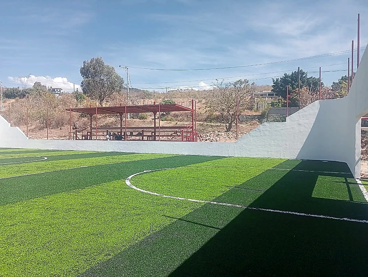 Cancha de fútbol rápido con pasto sintético en San Nicolás Tolentino, Estado de México: pasto sintético deportivo recién cepillado