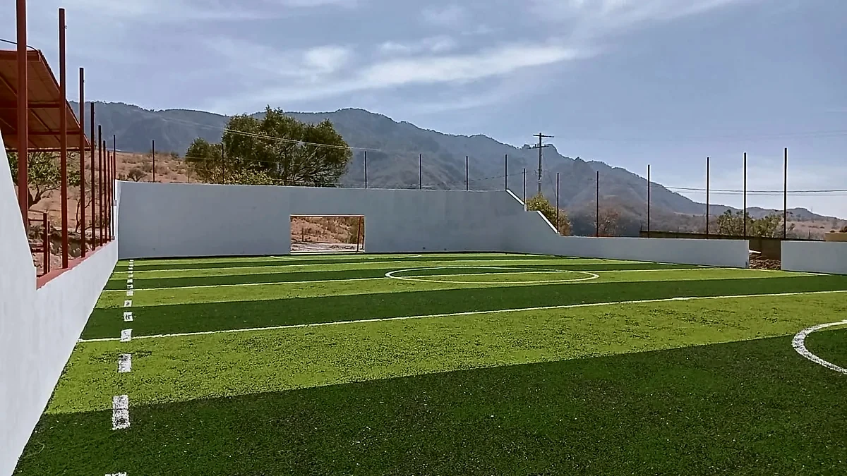 Detalle del pasto sintético de la cancha de fútbol rápido en San Nicolás Tolentino, Estado de México