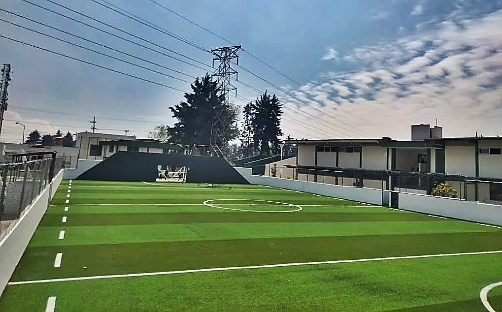 Cancha de fútbol rápido con pasto sintético en Toluca, Estado de México: la cancha desde la línea lateral
