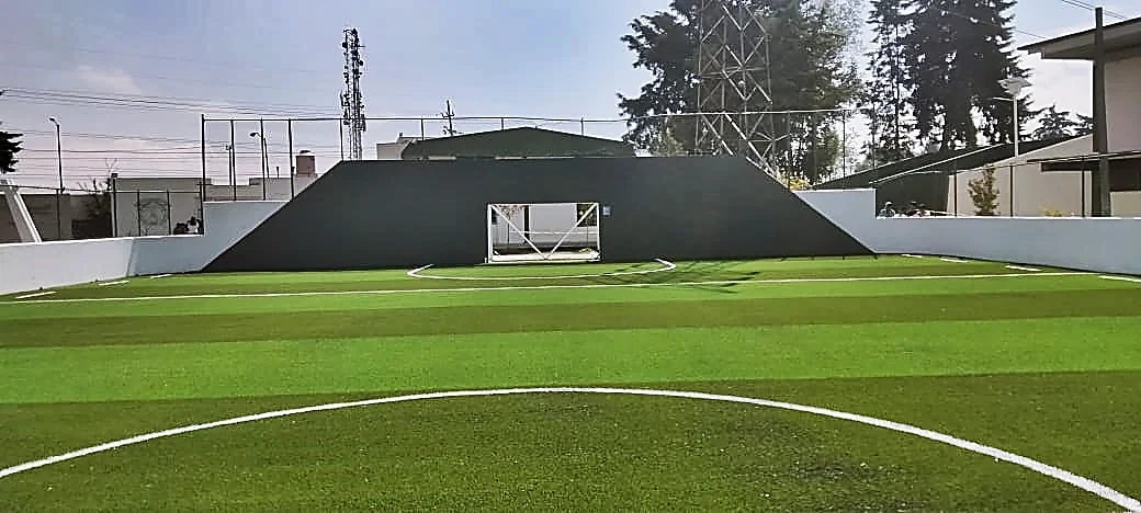 Cancha de fútbol rápido con pasto sintético en Toluca, Estado de México: otra vista de la cancha