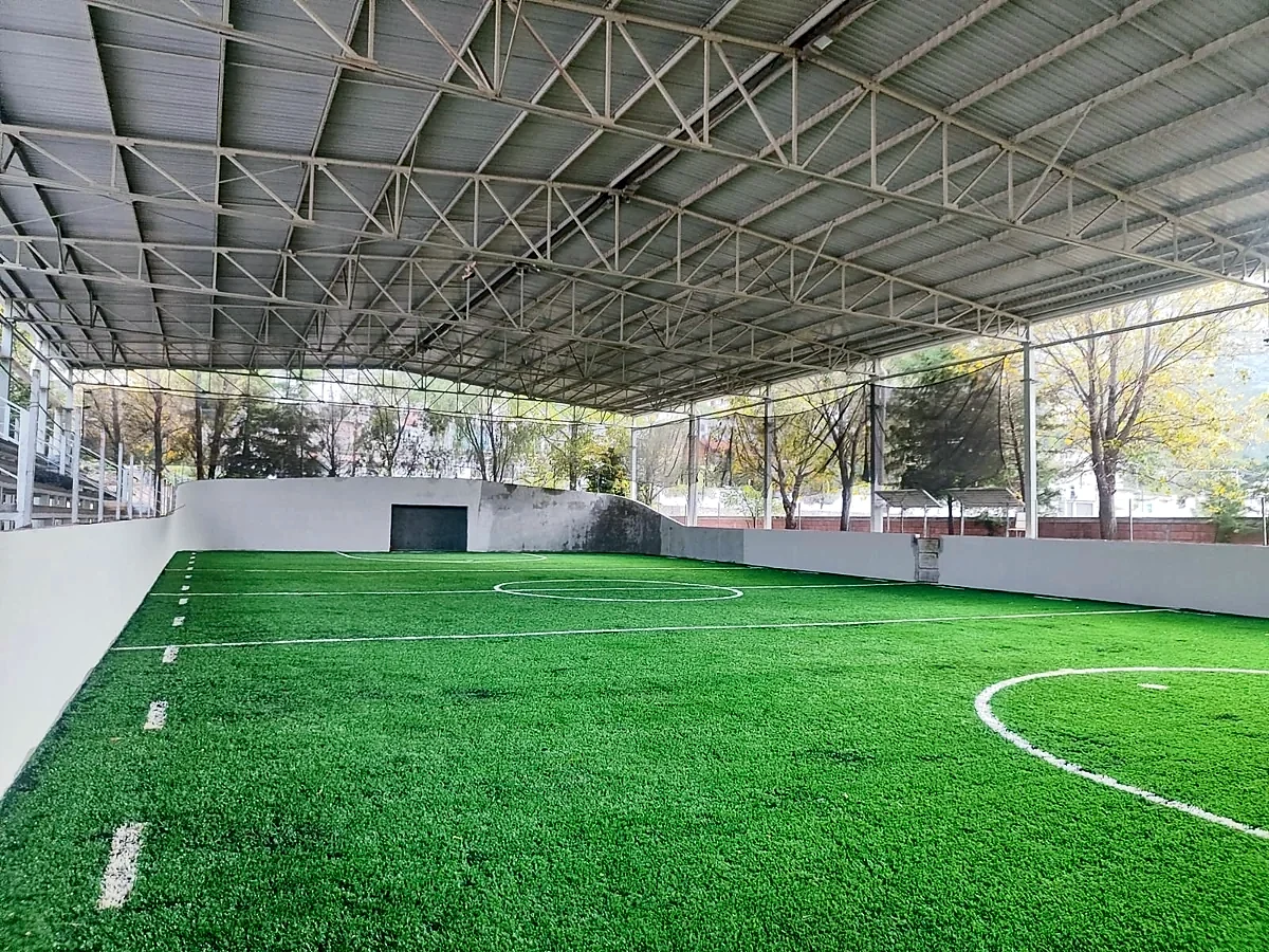 Cancha de fútbol rápido con pasto sintético en Unidad Deportiva la Cortina, Temascalcingo