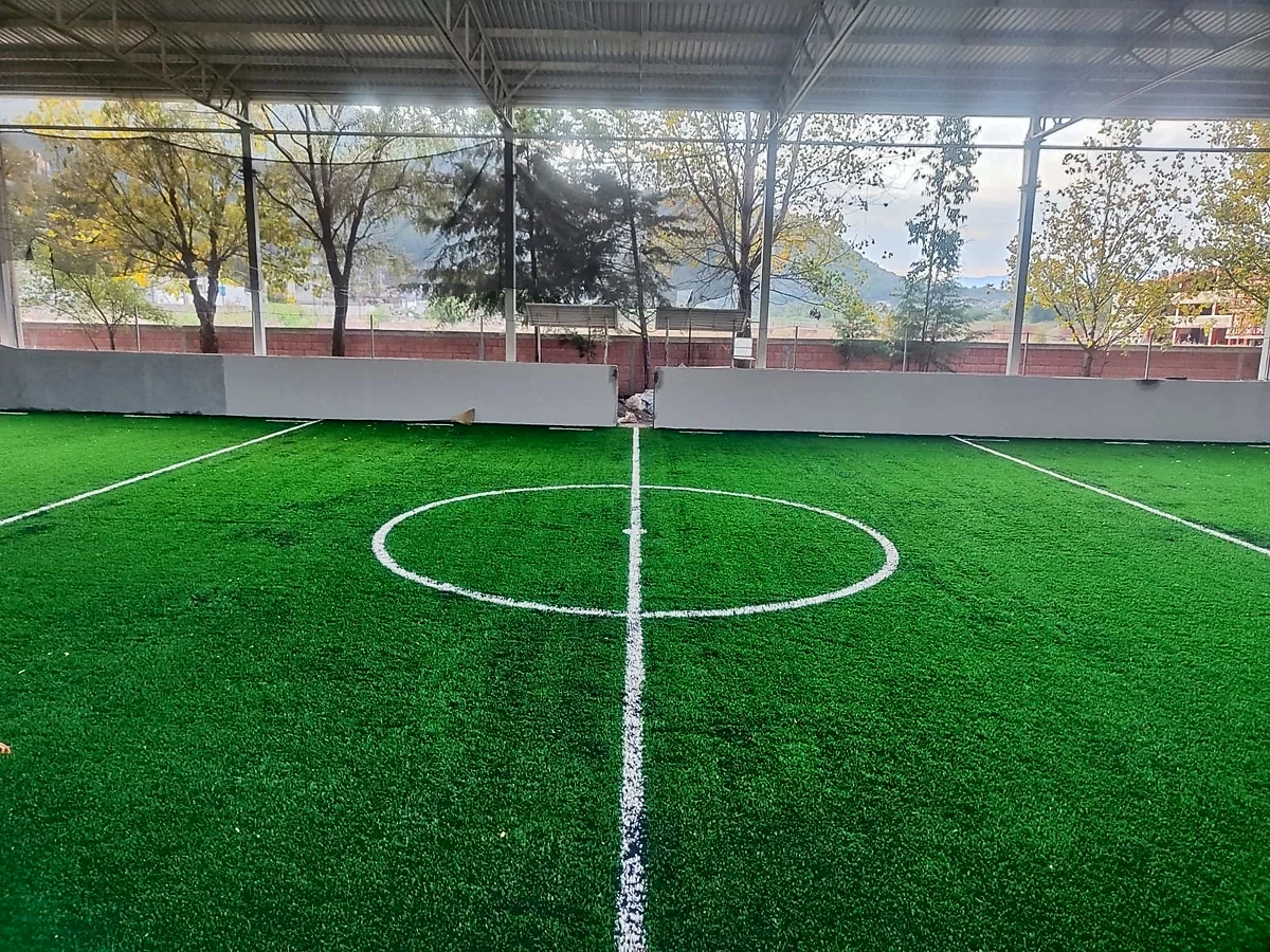 Cancha de fútbol rápido con pasto sintético en Unidad Deportiva la Cortina, Temascalcingo, Estado de México: otra vista de la cancha