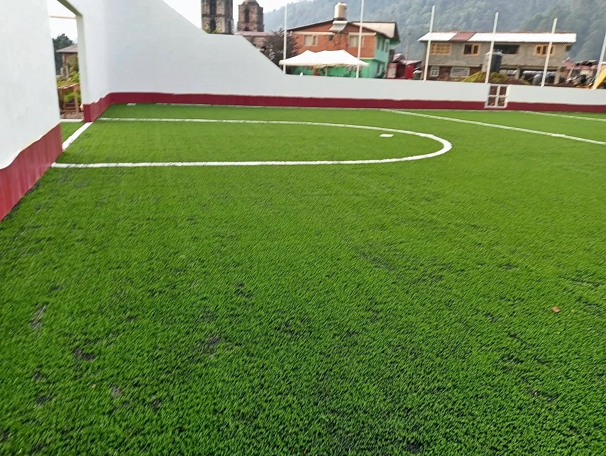 Cancha de fútbol rápido con pasto sintético en Valle de Bravo, Estado de México: líneas de juego insertadas en el pasto