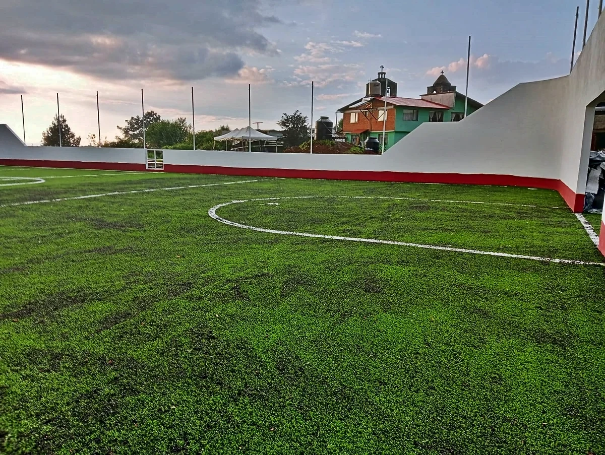 Detalle del pasto sintético de la cancha de fútbol rápido en Valle de Bravo, Estado de México