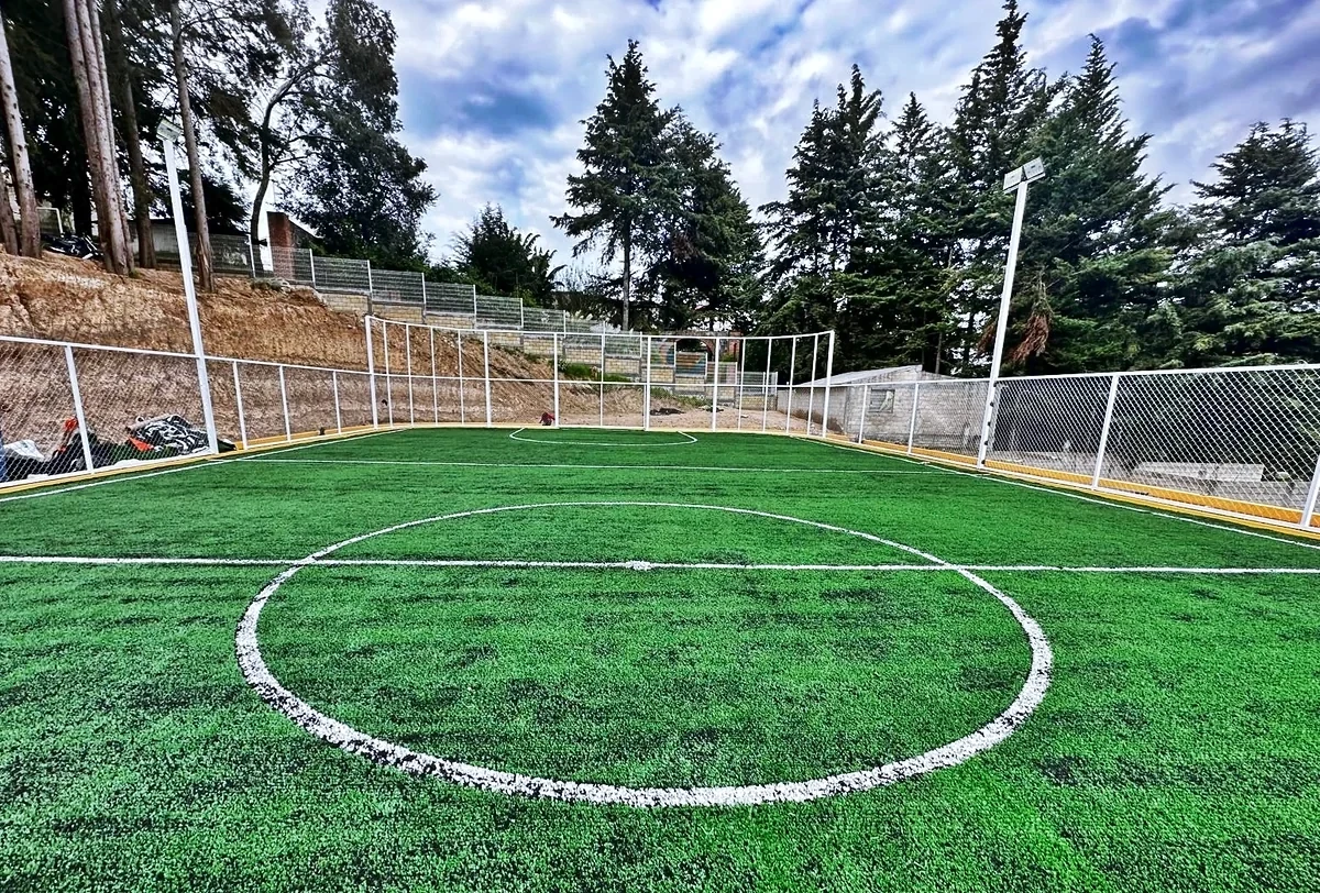 Cancha de fútbol rápido con pasto sintético en Villa de Allende, Estado de México: líneas de juego insertadas en el pasto