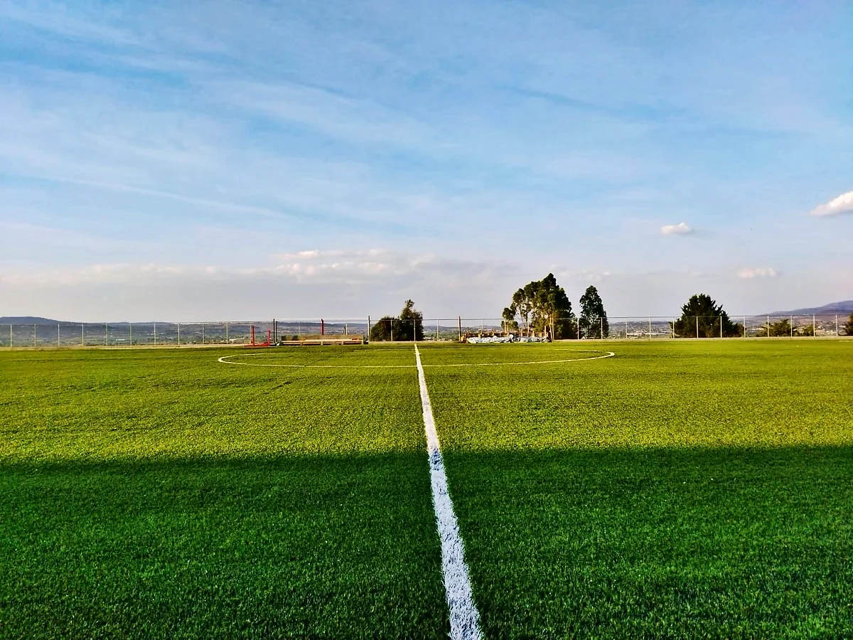 Cancha de fútbol soccer con pasto sintético en Campo de Futbol San José Ixtapa, Temascalcingo, Estado de México: líneas de juego insertadas en el pasto