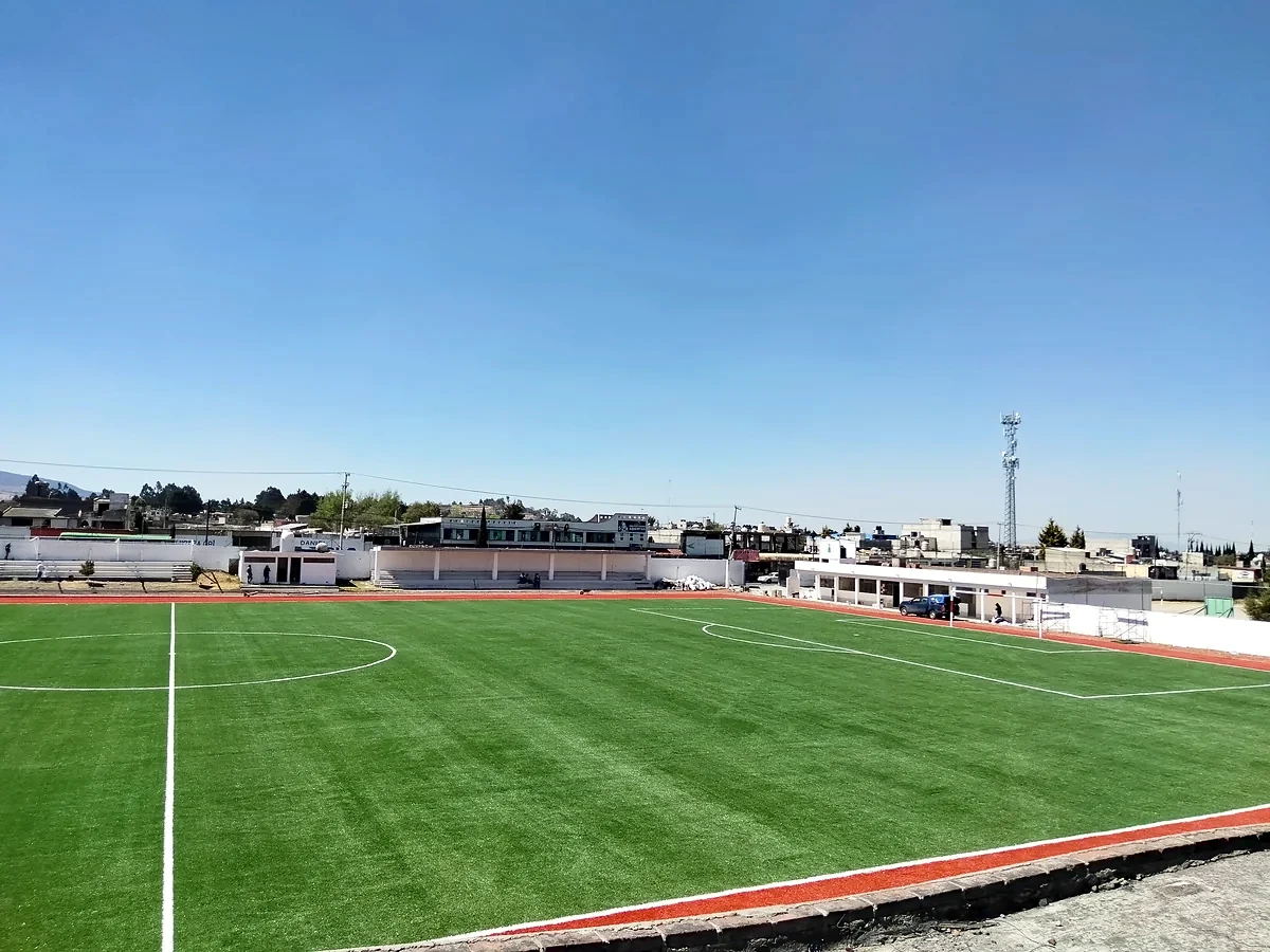 Cancha de fútbol soccer con pasto sintético en Campo de Futbol Zinacantepec, Estado de México: líneas de juego insertadas en el pasto