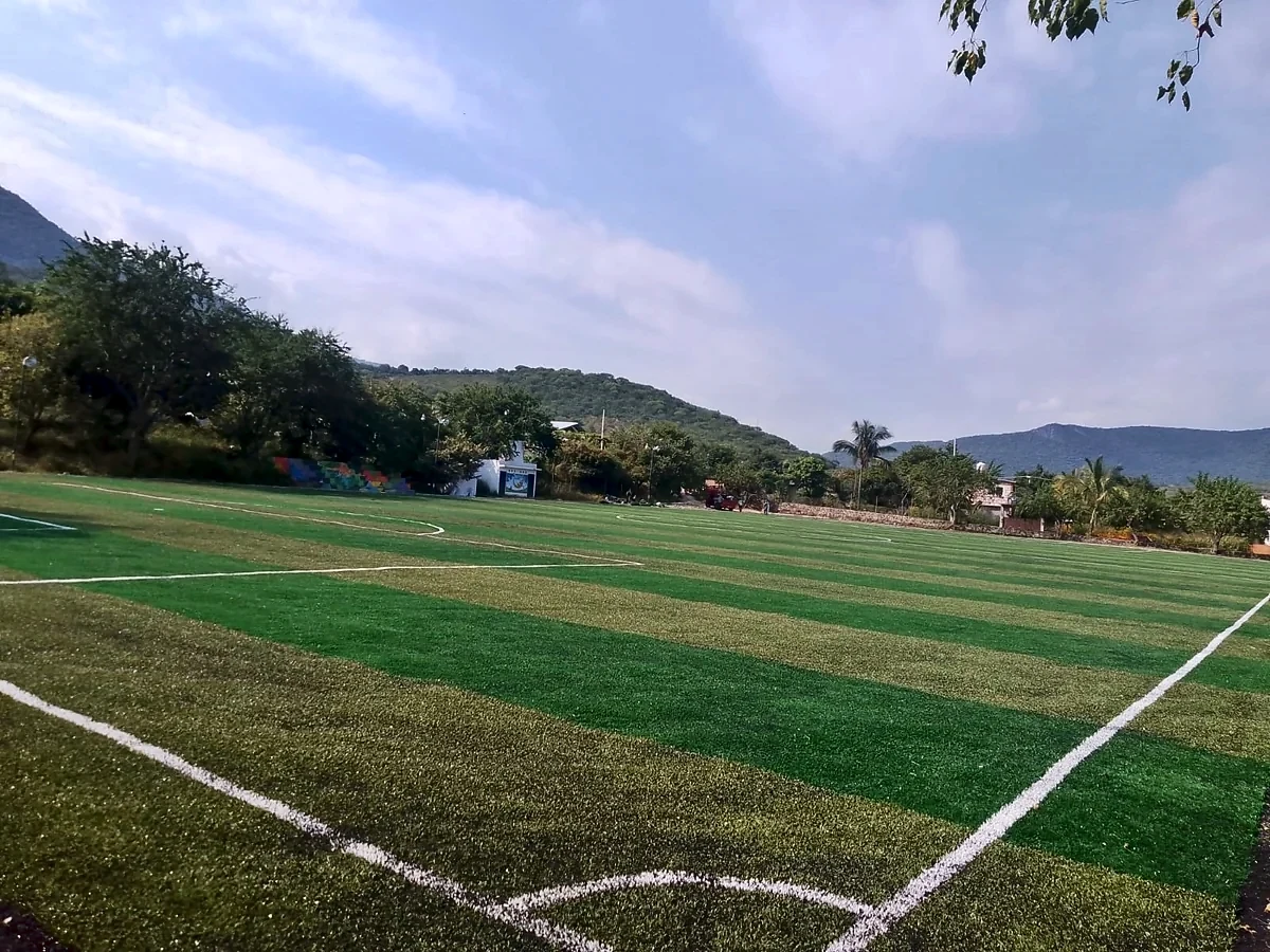 Cancha de fútbol soccer con pasto sintético en Campo Deportivo Platanar