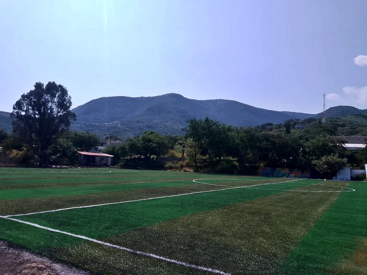 Cancha de fútbol soccer con pasto sintético en Campo Deportivo Platanar, Estado de México: líneas de juego insertadas en el pasto