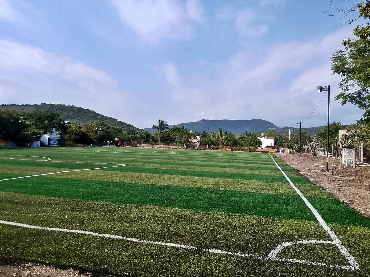 Cancha de fútbol soccer con pasto sintético en Campo Deportivo Platanar, Estado de México: la cancha desde la línea lateral