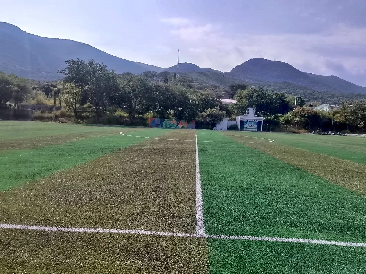 Cancha de fútbol soccer con pasto sintético en Campo Deportivo Platanar, Estado de México: la cancha desdel fondo