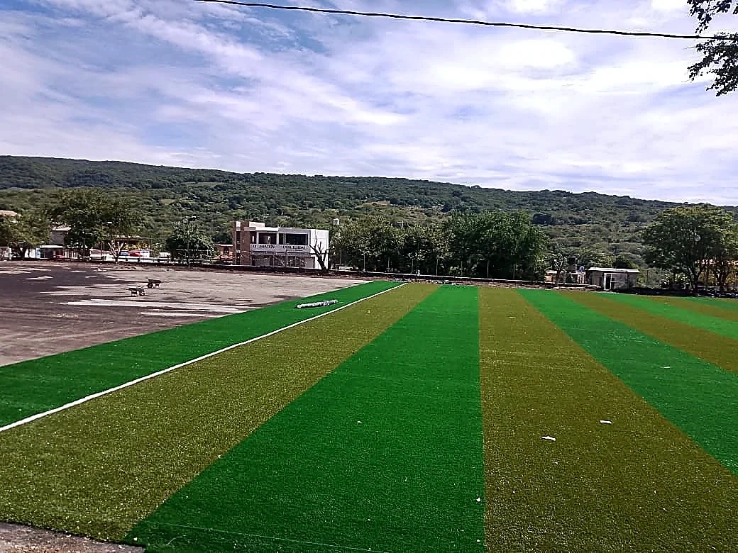 Detalle del pasto sintético de la cancha de fútbol soccer en Platanar, Estado de México