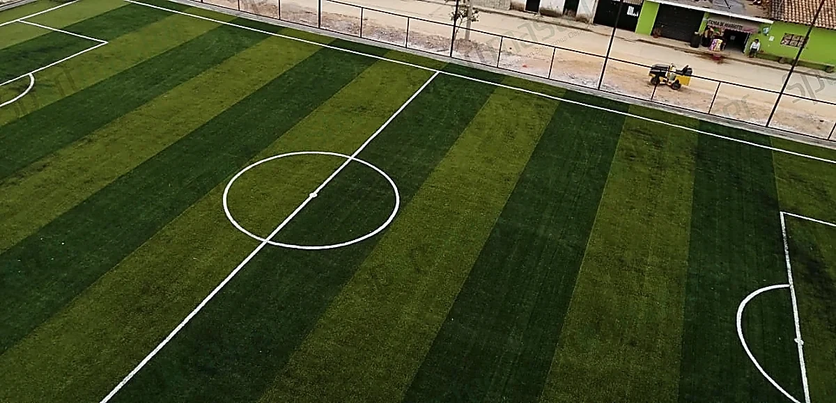 Cancha de fútbol soccer con pasto sintético en Cañadas de Nanchititla, Estado de México: líneas de juego insertadas en el pasto