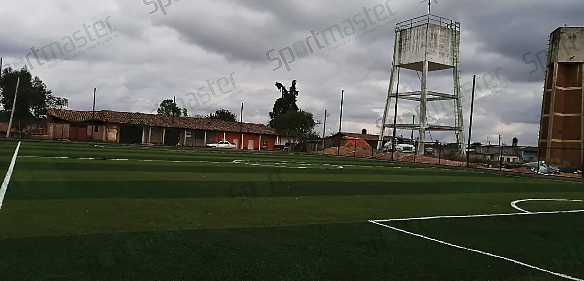Cancha de fútbol soccer con pasto sintético en Cañadas de Nanchititla, Estado de México: la cancha desde la línea lateral