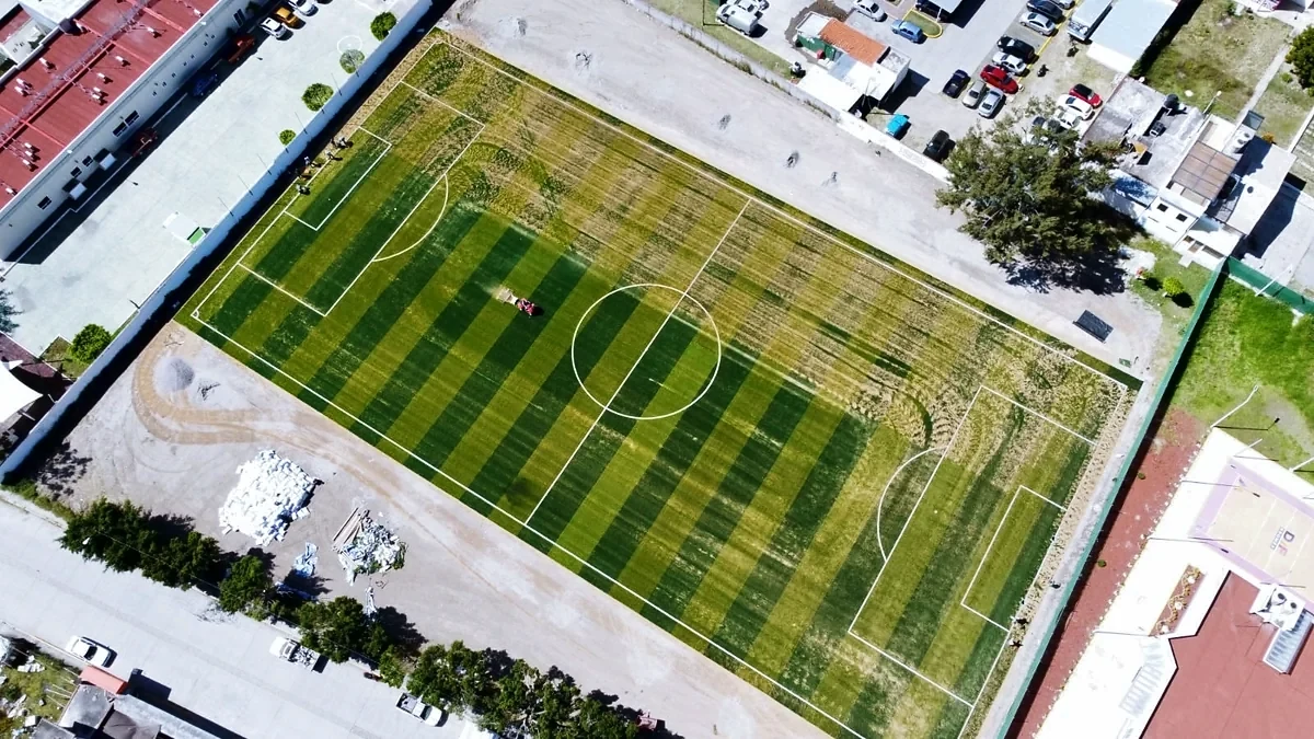 Cancha de fútbol soccer con pasto sintético en Cancha El Salitre, Ixtapan de la Sal