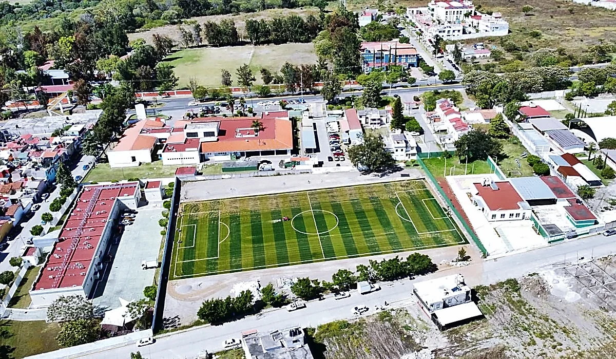 Cancha de fútbol soccer con pasto sintético en Cancha El Salitre, Ixtapan de la Sal, Estado de México: la cancha desde la línea lateral