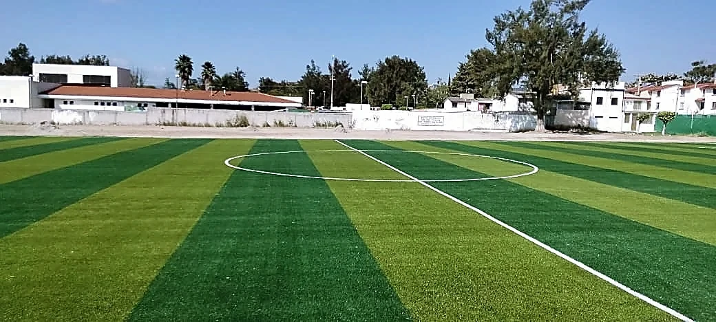 Cancha de fútbol soccer con pasto sintético en Cancha El Salitre, Ixtapan de la Sal, Estado de México: pasto sintético deportivo recién cepillado