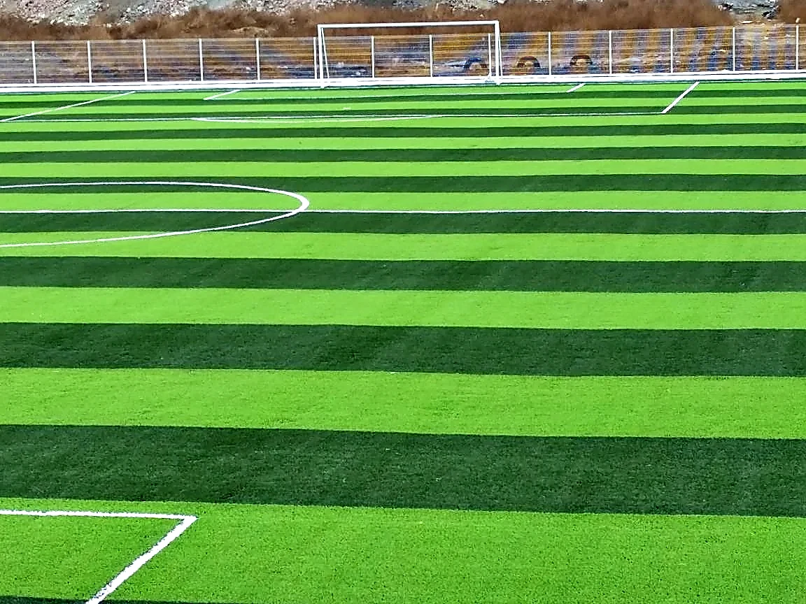 Cancha de fútbol soccer con pasto sintético en Chalco, Estado de México: la cancha desde la línea lateral
