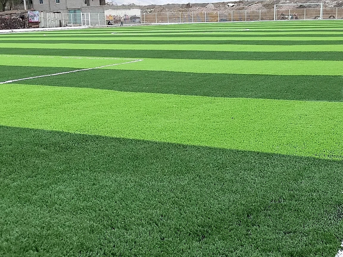Cancha de fútbol soccer con pasto sintético en Chalco, Estado de México: pasto sintético deportivo recién cepillado