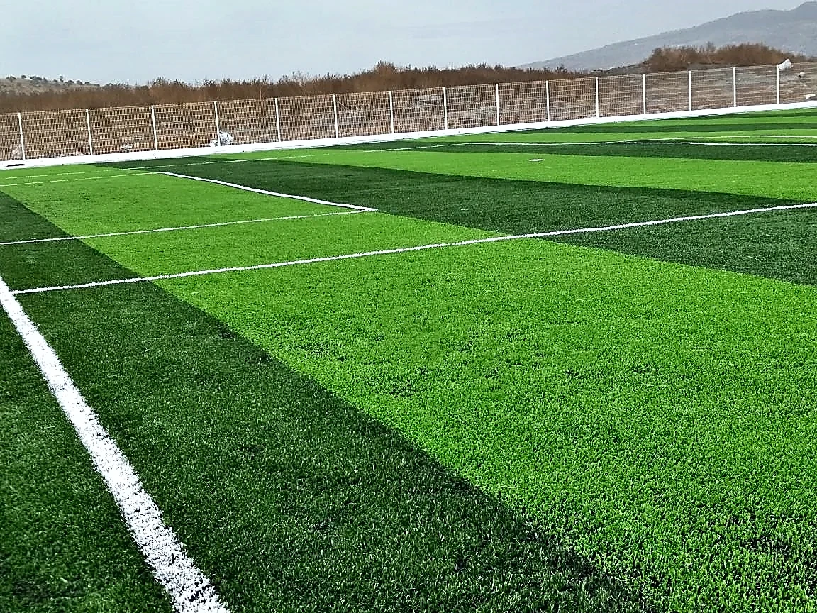 Detalle del pasto sintético de la cancha de fútbol soccer en Chalco, Estado de México