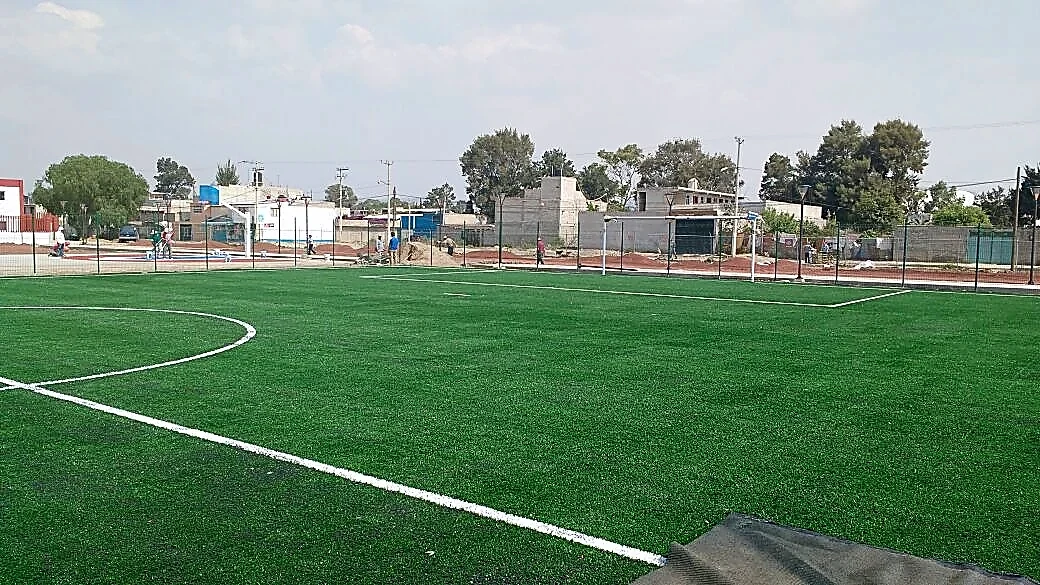 Detalle del pasto sintético de la cancha de fútbol soccer en Chimalhuacán, Estado de México