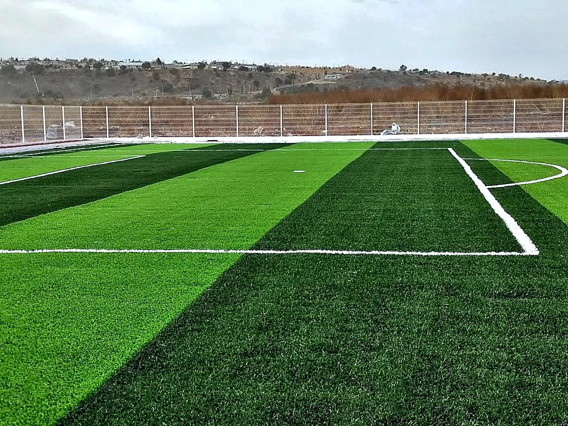 Cancha de fútbol soccer con pasto sintético en Deportivo Jardines de Chalco, Estado de México: la cancha desde la línea lateral