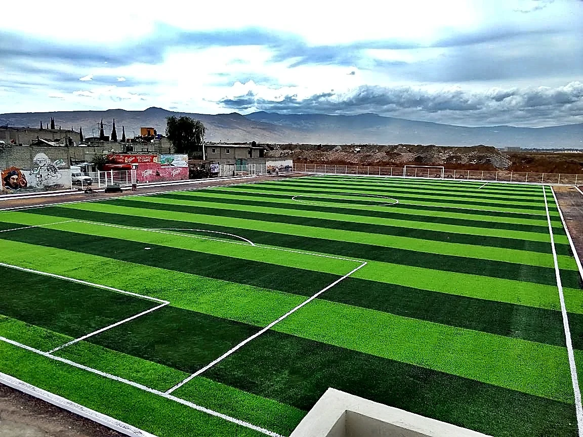 Cancha de fútbol soccer con pasto sintético en Deportivo Jardines de Chalco, Estado de México: otra vista de la cancha
