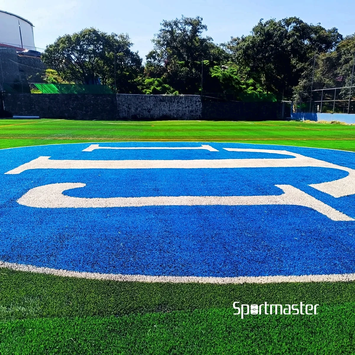 Cancha de fútbol soccer con pasto sintético en Instituto Thomas Jefferson, Atizapán de Zaragoza, Estado de México: la cancha desde la línea lateral