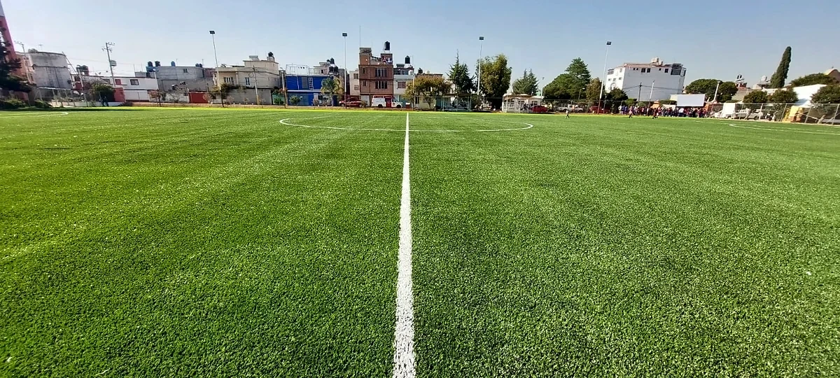 Cancha de fútbol soccer con pasto sintético en Parque El Cooperativo, Texcoco, Estado de México: vista de la cancha y su entorno