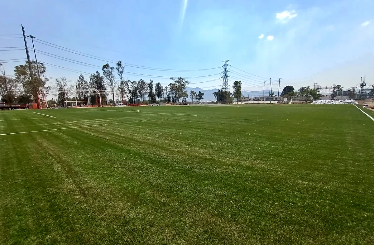 Cancha de fútbol soccer con pasto sintético en Planta FORD, Cuautitlán Izcalli