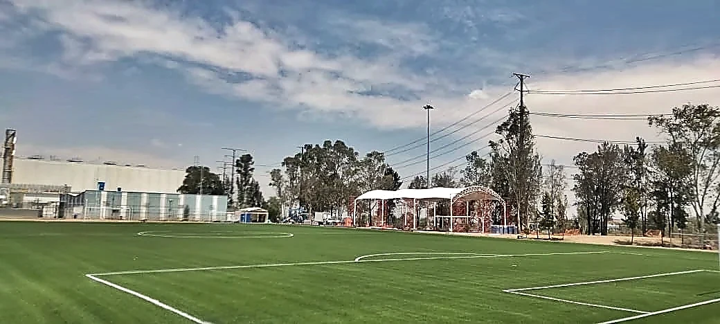 Cancha de fútbol soccer con pasto sintético en Planta FORD, Cuautitlán Izcalli, Estado de México: pasto sintético deportivo recién cepillado