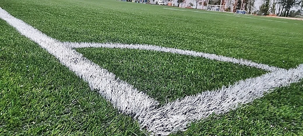 Cancha de fútbol soccer con pasto sintético en Planta FORD, Cuautitlán Izcalli, Estado de México: vista de la cancha y su entorno