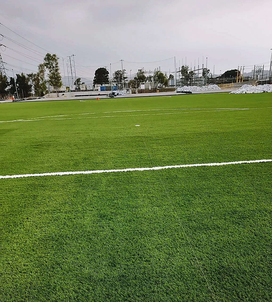 Detalle del pasto sintético de la cancha de fútbol soccer en Cuautitlán Izcalli, Estado de México