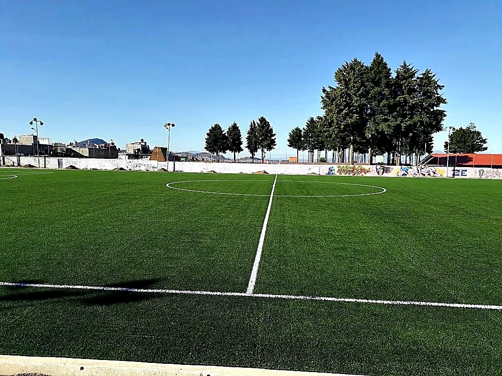 Cancha de fútbol soccer con pasto sintético en Toluca, Estado de México: líneas de juego insertadas en el pasto