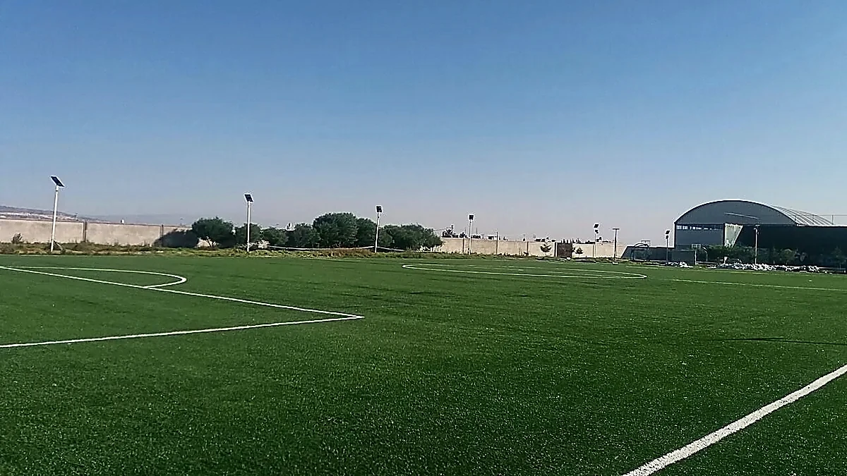 Cancha de fútbol soccer con pasto sintético en Tonanitla, Estado de México: la cancha desde la línea lateral