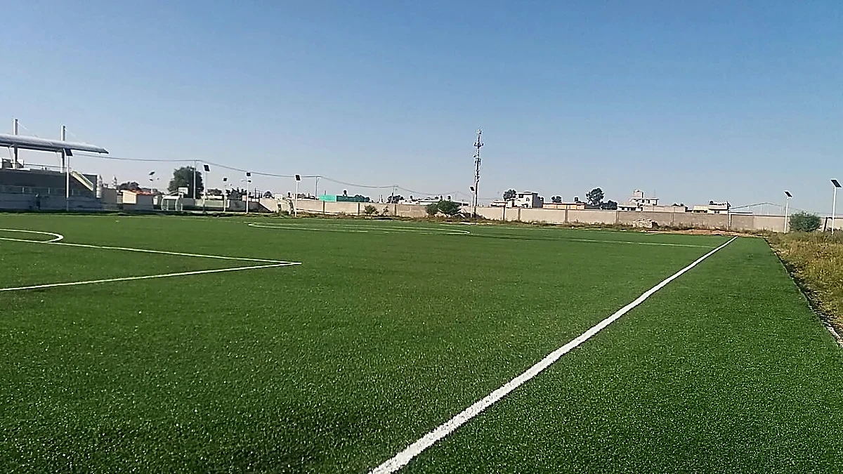 Cancha de fútbol soccer con pasto sintético en Tonanitla, Estado de México: vista de la cancha y su entorno
