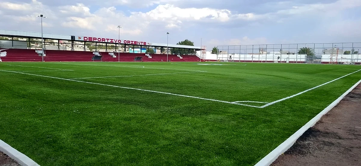 Cancha de fútbol soccer con pasto sintético en Tultepec, Estado de México: líneas de juego insertadas en el pasto