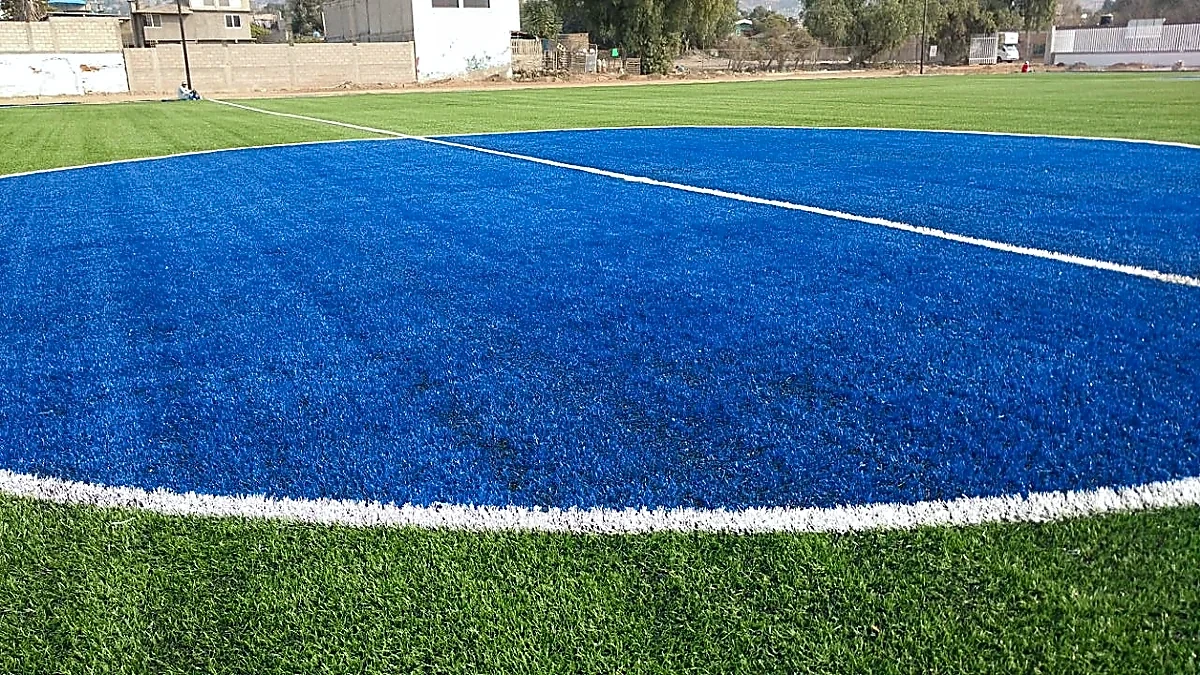 Cancha de fútbol soccer con pasto sintético en Unidad Deportiva Atlicpac, Los Reyes La Paz, Estado de México: pasto sintético deportivo recién cepillado