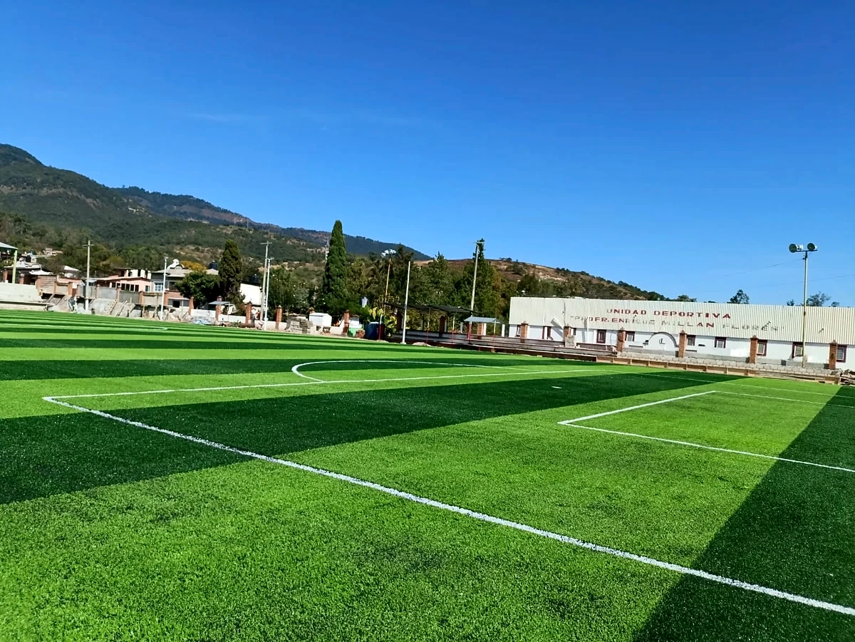 Cancha de fútbol soccer con pasto sintético en Unidad Deportiva de Almoloya, Almoloya de Alquisiras, Estado de México: líneas de juego insertadas en el pasto