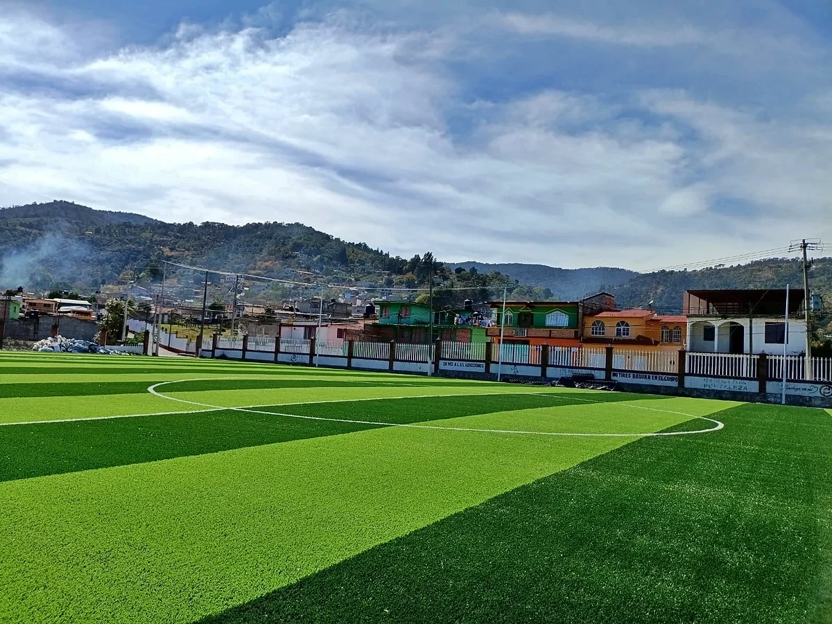 Cancha de fútbol soccer con pasto sintético en Unidad Deportiva de Almoloya, Almoloya de Alquisiras, Estado de México: otra vista de la cancha