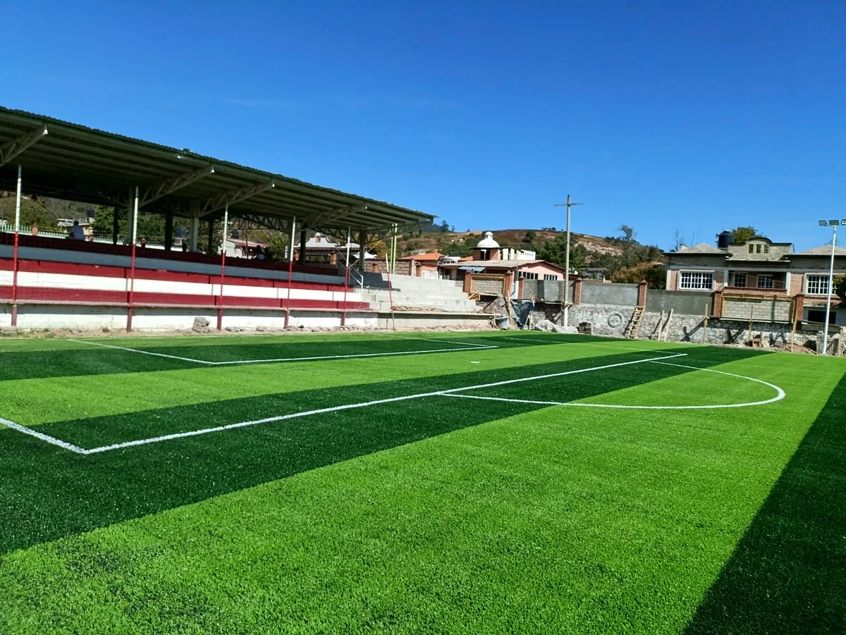 Cancha de fútbol soccer con pasto sintético en Unidad Deportiva de Almoloya, Almoloya de Alquisiras, Estado de México: pasto sintético deportivo recién cepillado