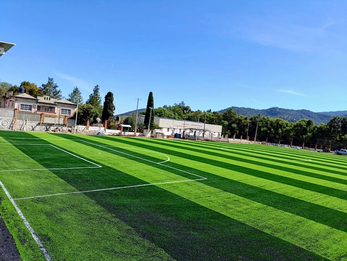 Cancha de fútbol soccer con pasto sintético en Unidad Deportiva de Almoloya, Almoloya de Alquisiras, Estado de México: vista de la cancha y su entorno