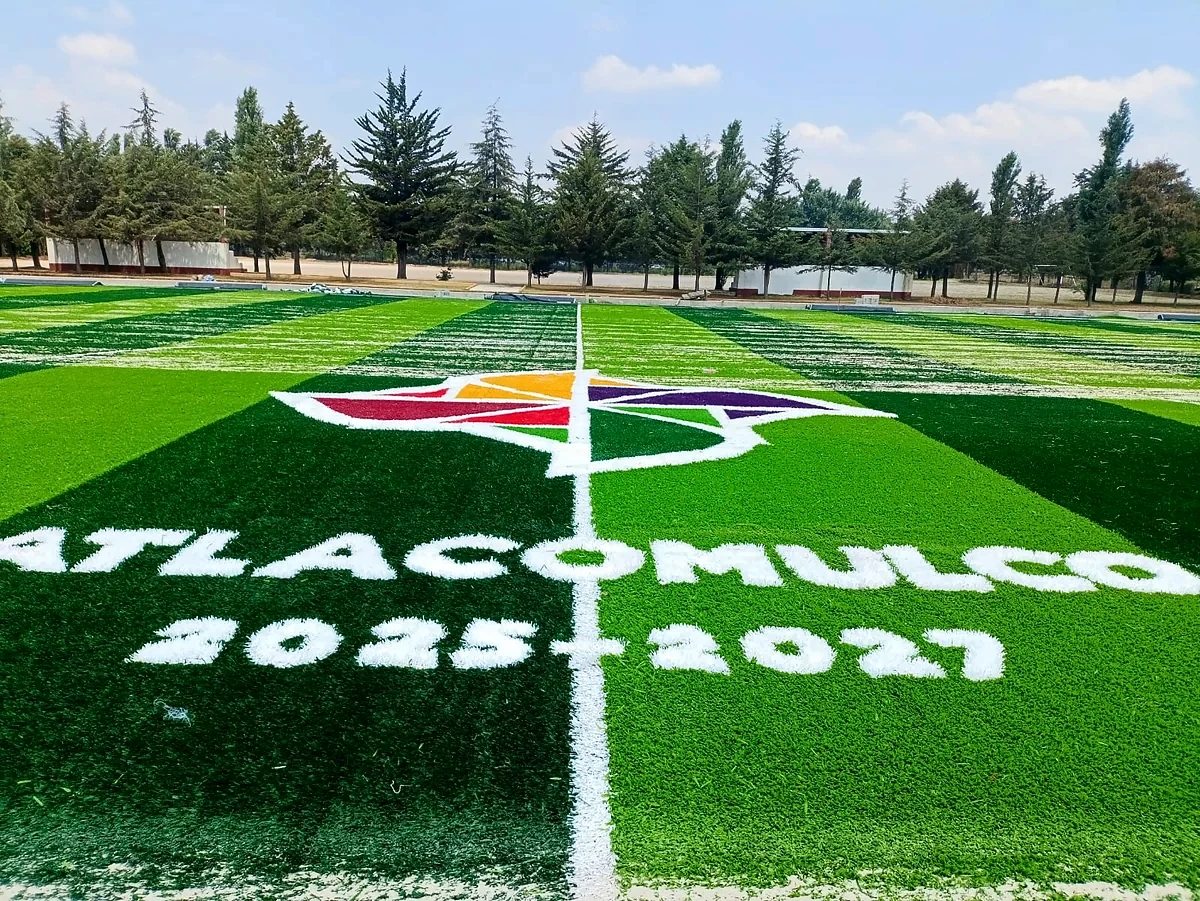 Cancha de fútbol soccer con pasto sintético en Unidad Deportiva Las Fuentes, Atlacomulco, Estado de México: la cancha desde la línea lateral