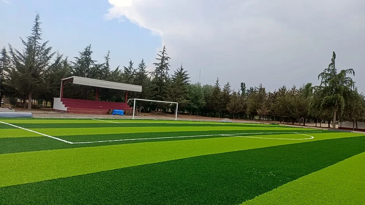 Cancha de fútbol soccer con pasto sintético en Unidad Deportiva Las Fuentes, Atlacomulco, Estado de México: pasto sintético deportivo recién cepillado