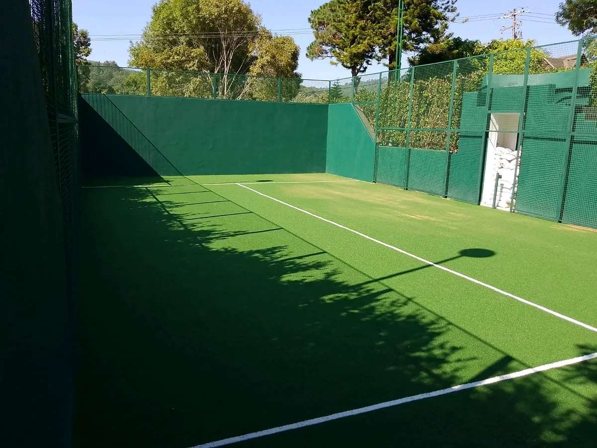 Detalle del pasto sintético de la cancha de pádel en Valle de Bravo, Estado de México