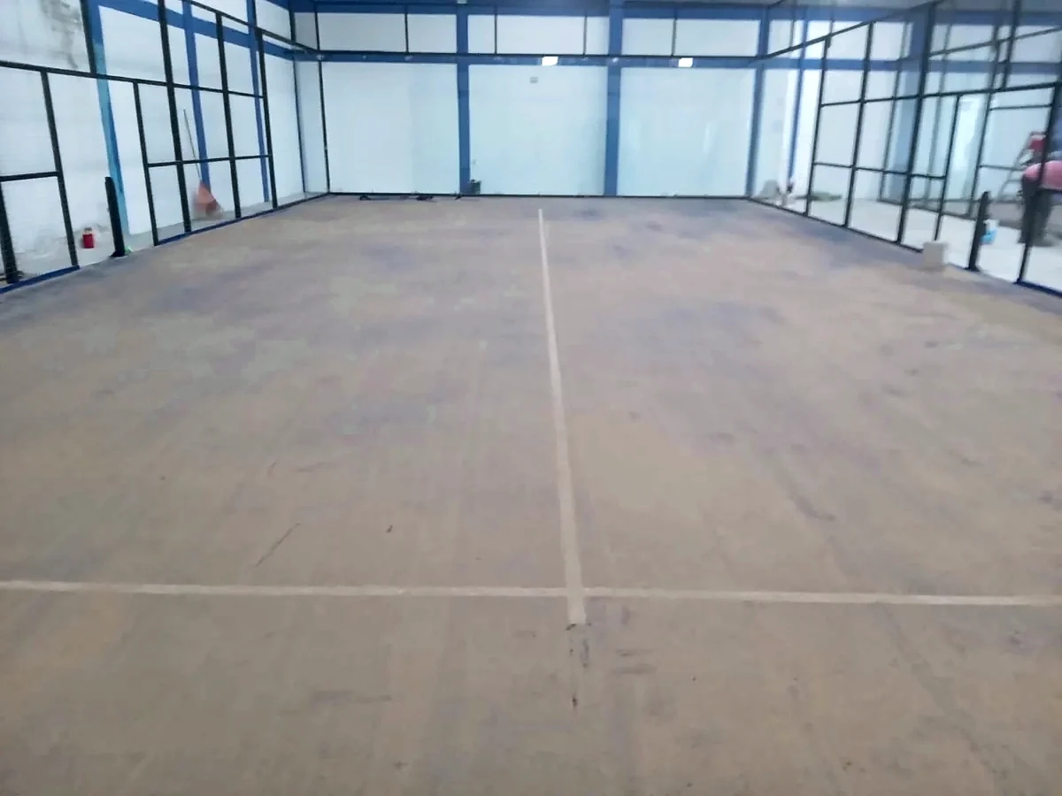 Cancha de pádel con pasto sintético en Ixtapaluca, Estado de México: pasto sintético y líneas de juego