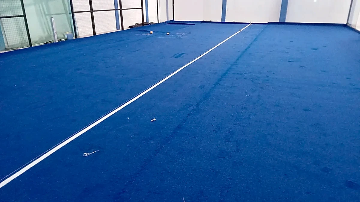 Detalle del pasto sintético de la cancha de pádel en Ixtapaluca, Estado de México