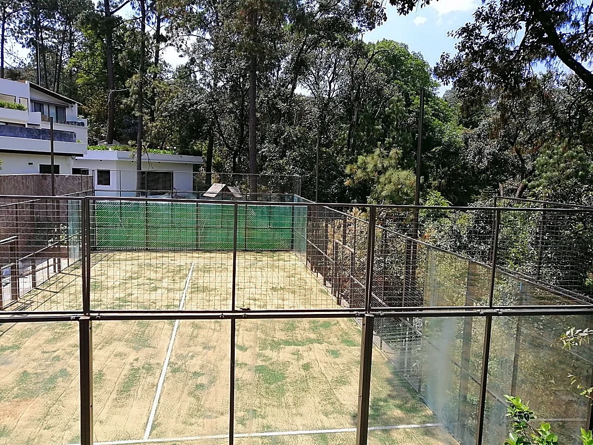 Detalle del pasto sintético de la cancha de pádel en Valle de Bravo, Estado de México