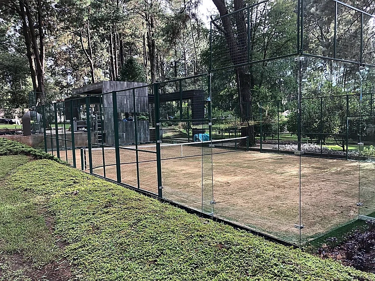 Detalle del pasto sintético de la cancha de pádel en Valle de Bravo, Estado de México